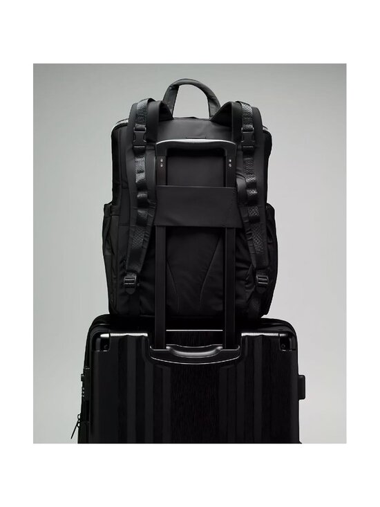 Lululemon New Parent Backpack 17L Black OS main image 8